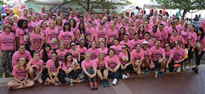 Empleados de AutoNation vestidos de rosa para apoyar la investigación del cáncer de seno