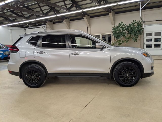 2018 Nissan Rogue SV photo 4