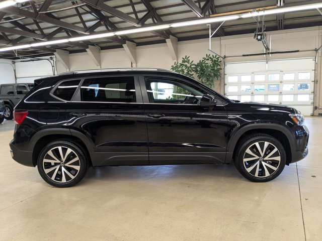 2024 Volkswagen Taos SE photo 4