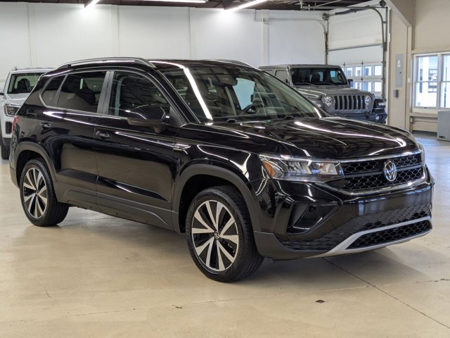 2024 Volkswagen Taos SE photo 3