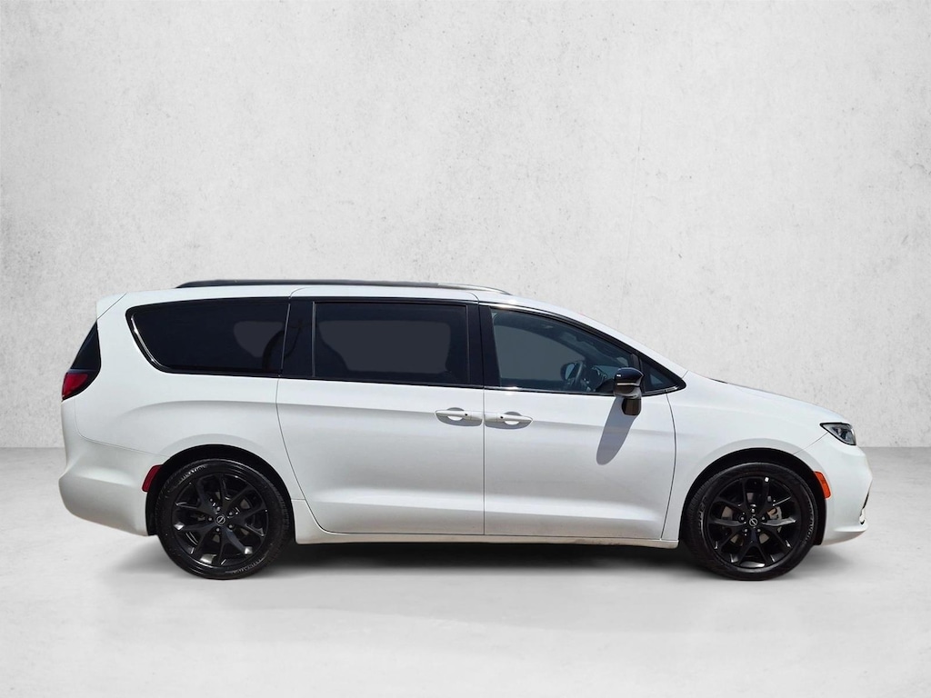 Used 2026 Chrysler Pacifica Limited Van Passenger Van