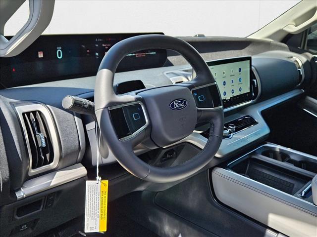 2025 Ford Expedition photo 2