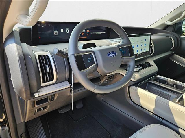 2025 Ford Expedition photo 3