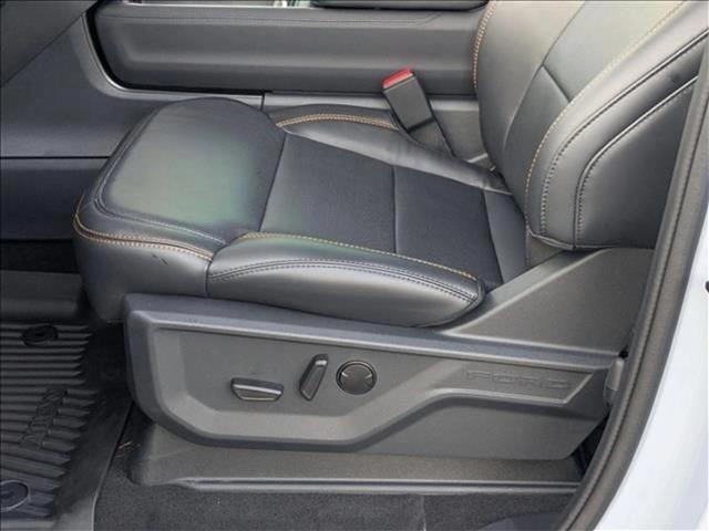 2025 Ford Expedition photo 3