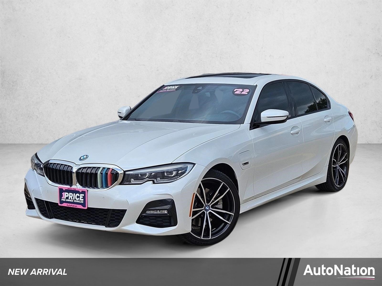 2022 BMW 3 Series 330e Sedan's photo