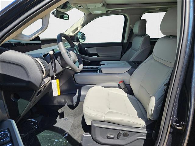 2025 Ford Expedition photo 4