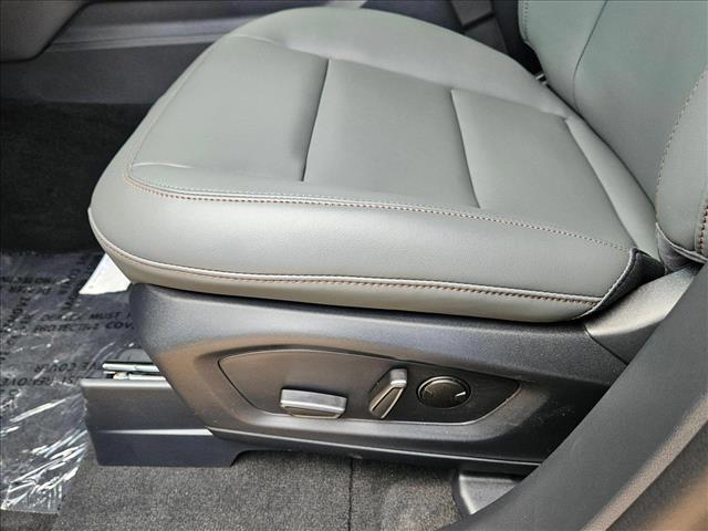 2025 Ford Explorer photo 2