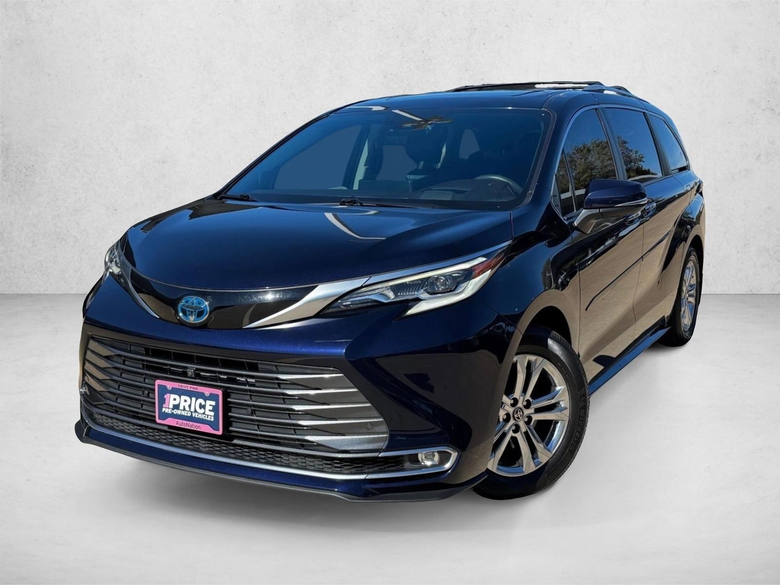 2022 Toyota Sienna Platinum's photo