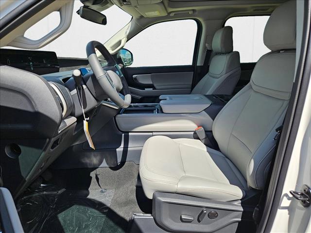 2025 Ford Expedition photo 3