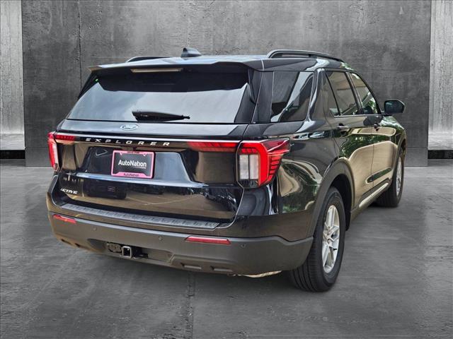 2025 Ford Explorer photo 2