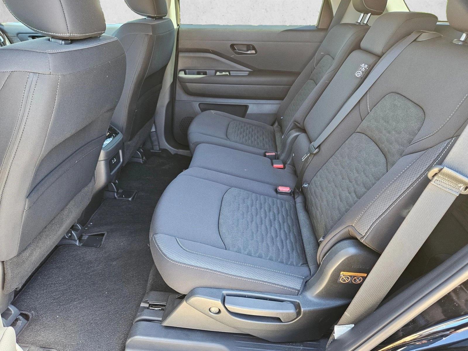 2025 Nissan Pathfinder SV - Photo 16