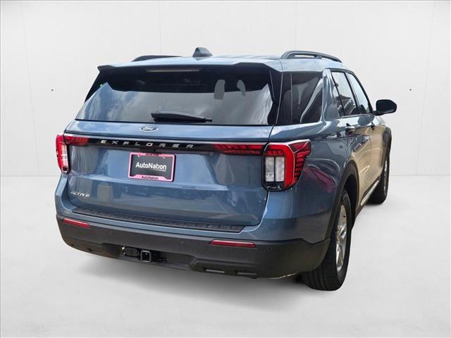 2025 Ford Explorer photo 2