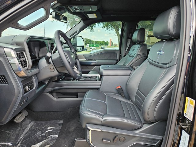 2025 Ford F-450 Platinum photo 3