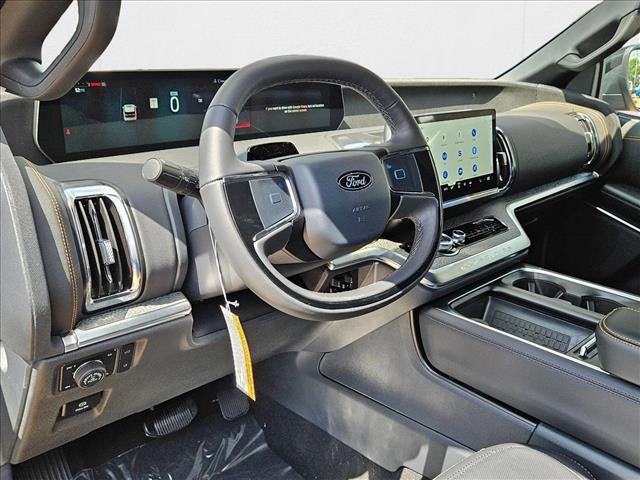 2025 Ford Expedition photo 3