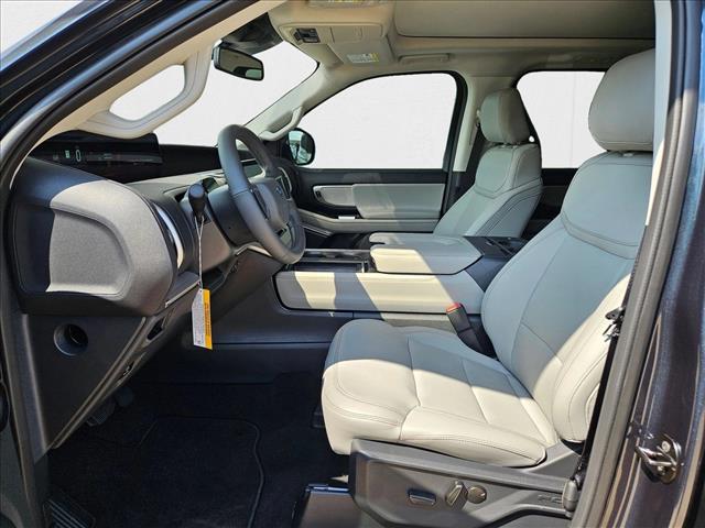 2025 Ford Expedition photo 4