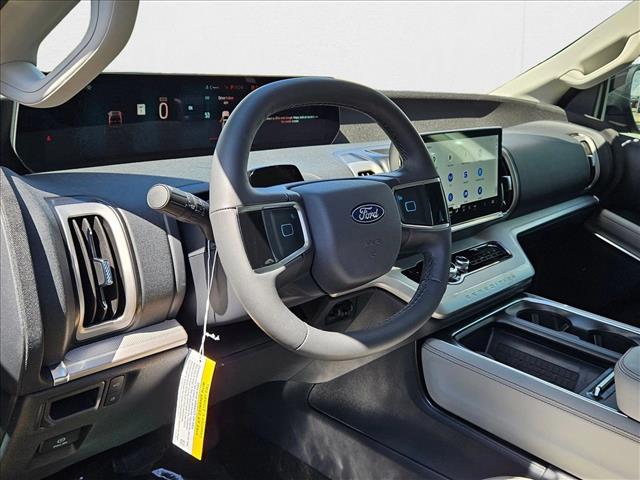 2025 Ford Expedition photo 3