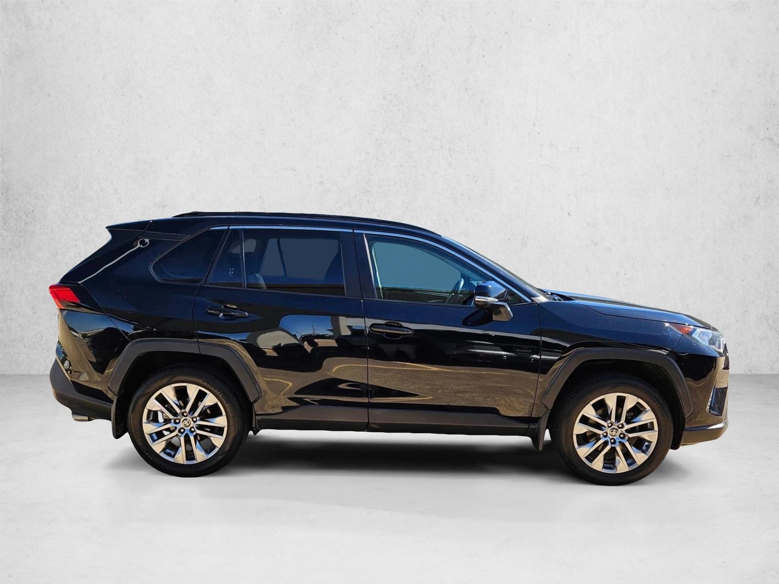 2021 Toyota RAV4 XLE Premium photo 2