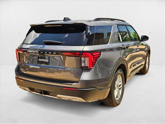 2025 Ford Explorer photo 2