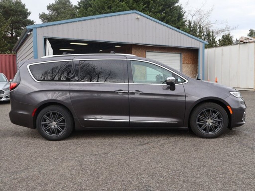 Used 2021 Chrysler Pacifica Hybrid Hybrid Limited Van Passenger Van