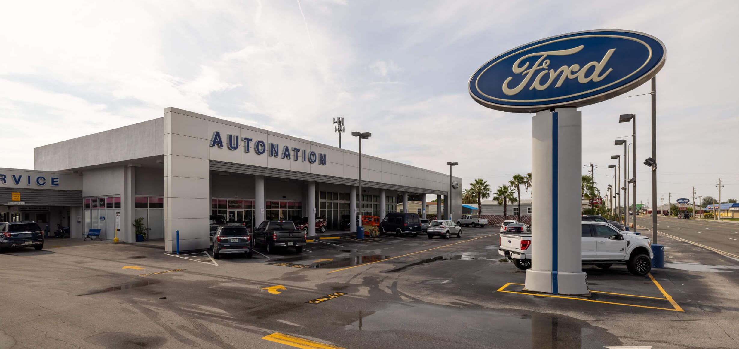 Autonation Ford Bradenton exterior with large Ford sign