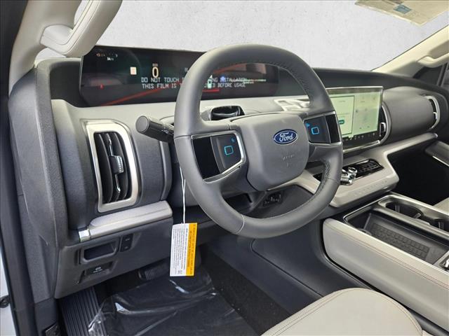 2025 Ford Expedition photo 2