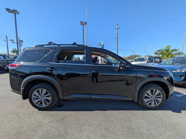 2022 Nissan Pathfinder SV photo 4