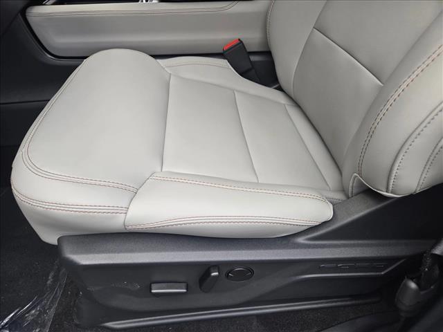 2025 Ford Expedition photo 3