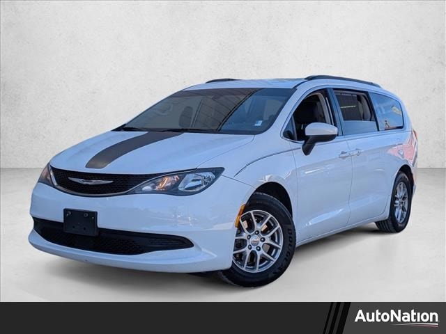 2021 Chrysler Voyager's photo