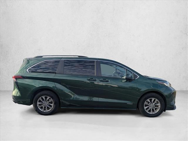 2021 Toyota Sienna LE photo 2