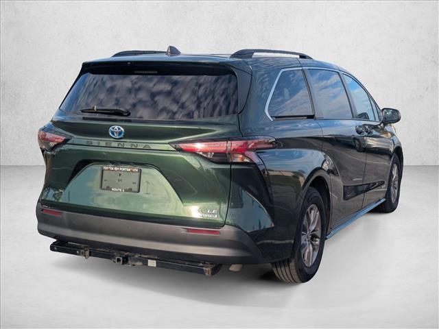 2021 Toyota Sienna LE photo 3