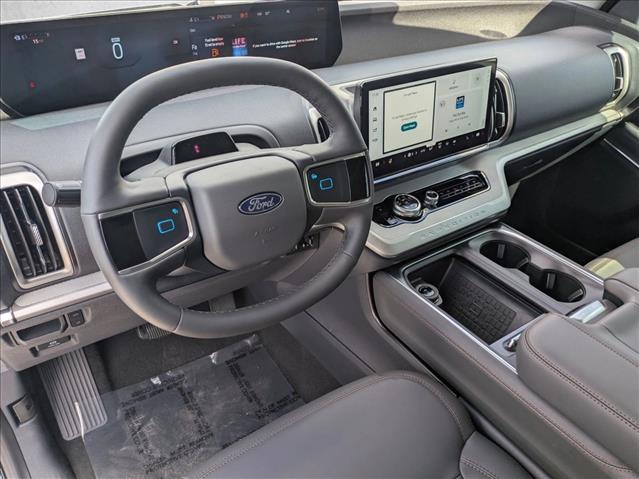 2025 Ford Expedition photo 3