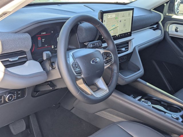 2025 Ford Explorer photo 2