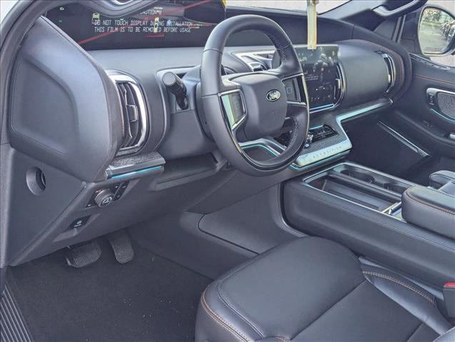 2025 Ford Expedition photo 3