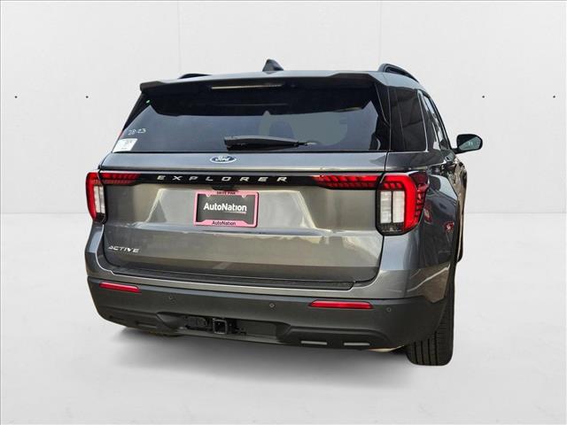 2025 Ford Explorer photo 2