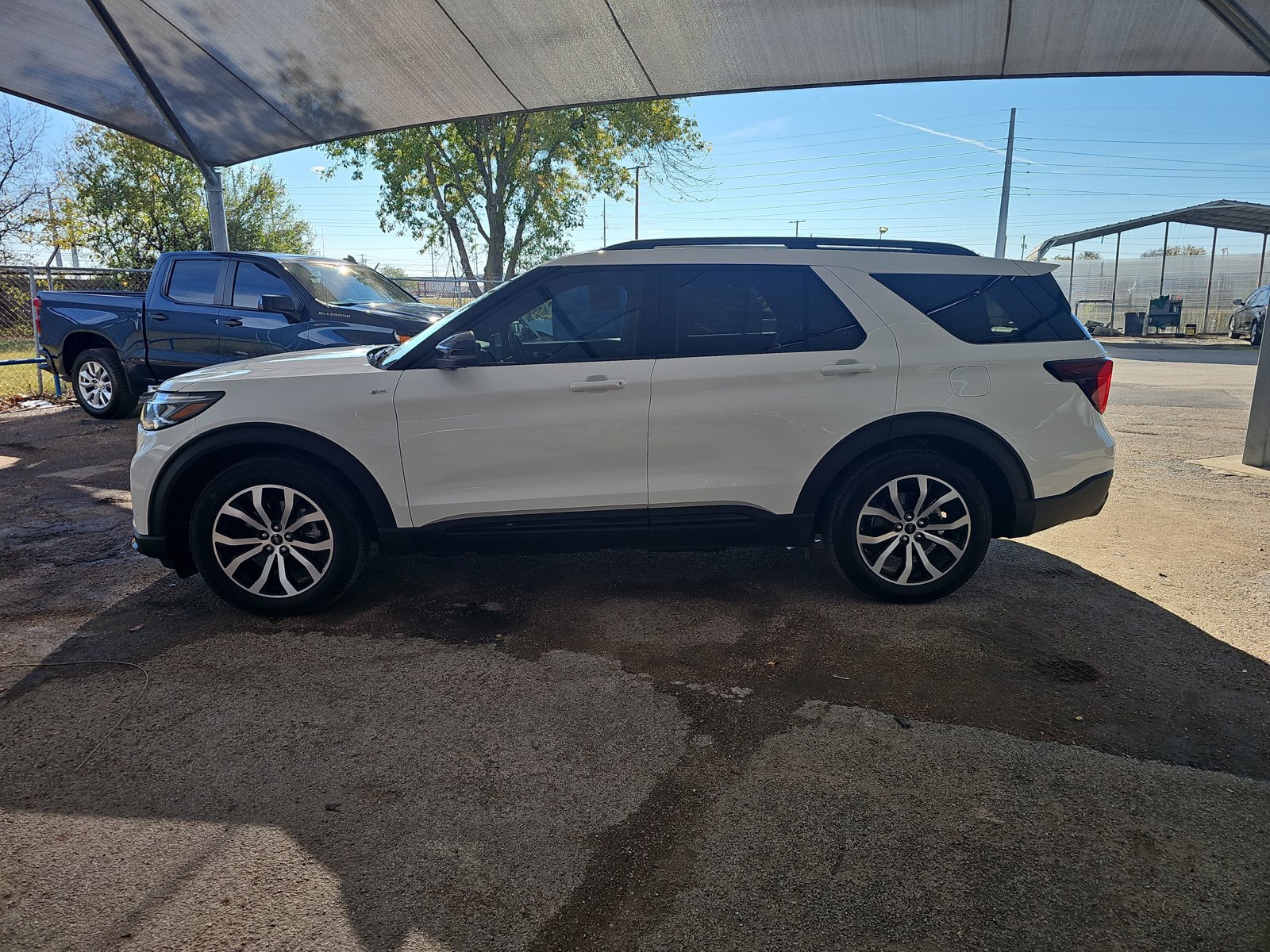2025 Ford Explorer ST-Line photo 2