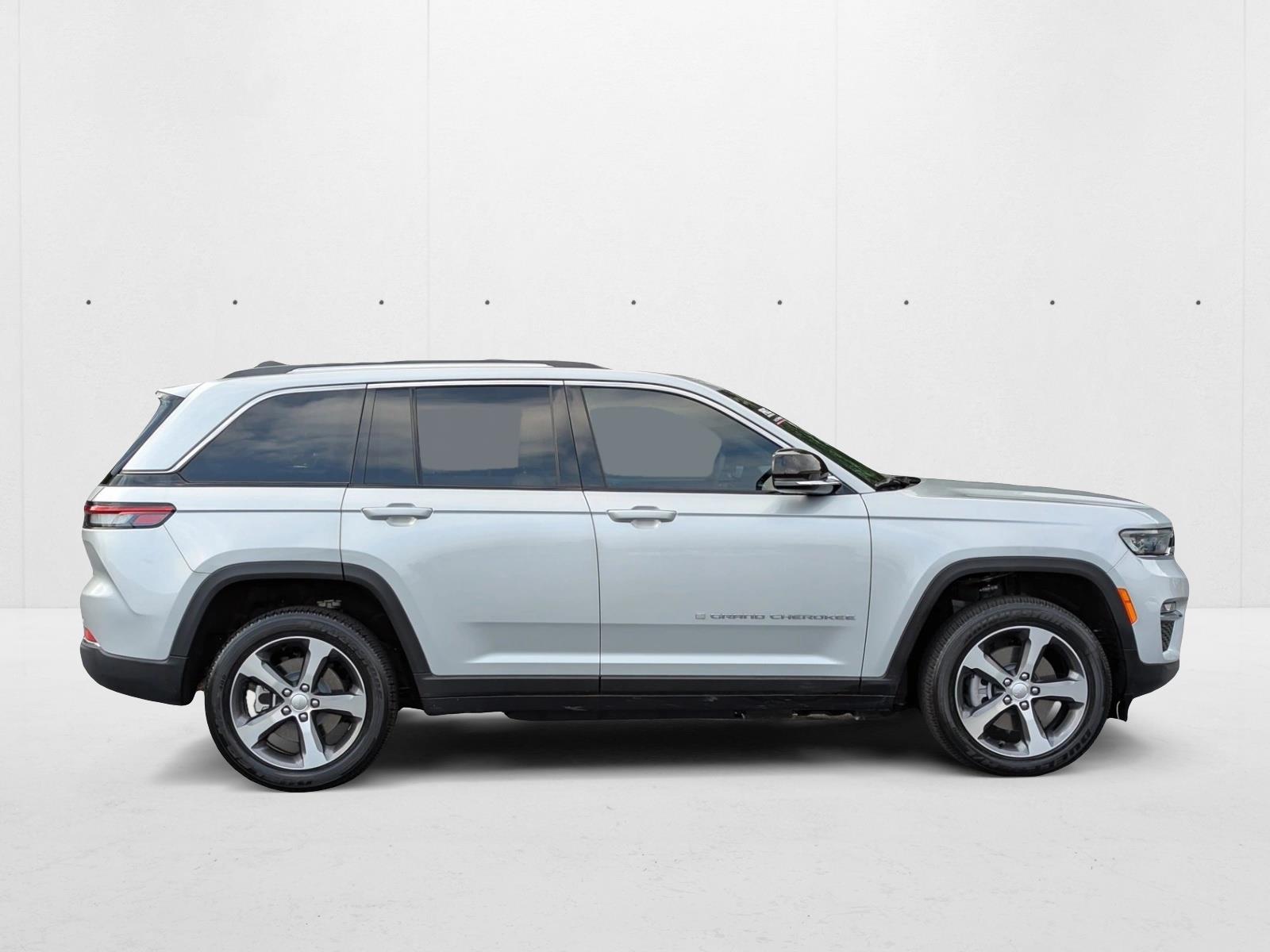 2023 Jeep Cherokee 80th Anniversary Edition photo 4