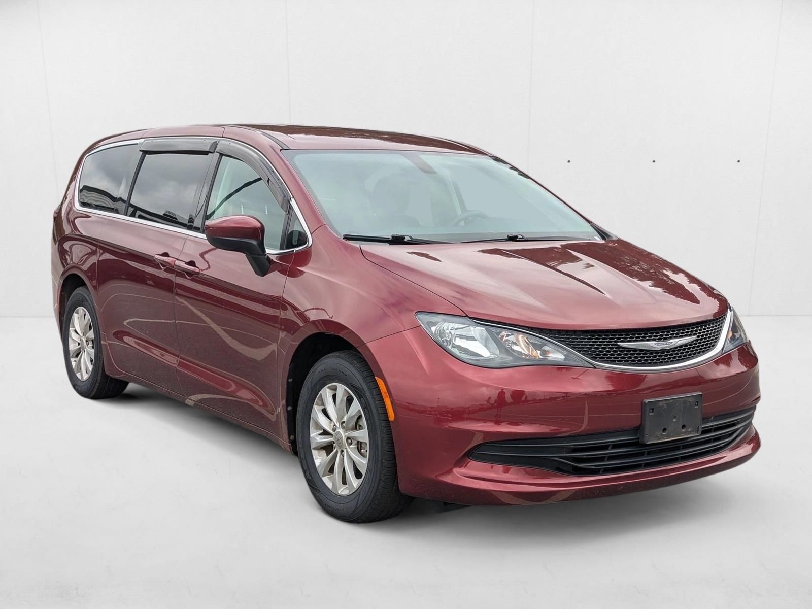 2017 Chrysler Pacifica Touring photo 3