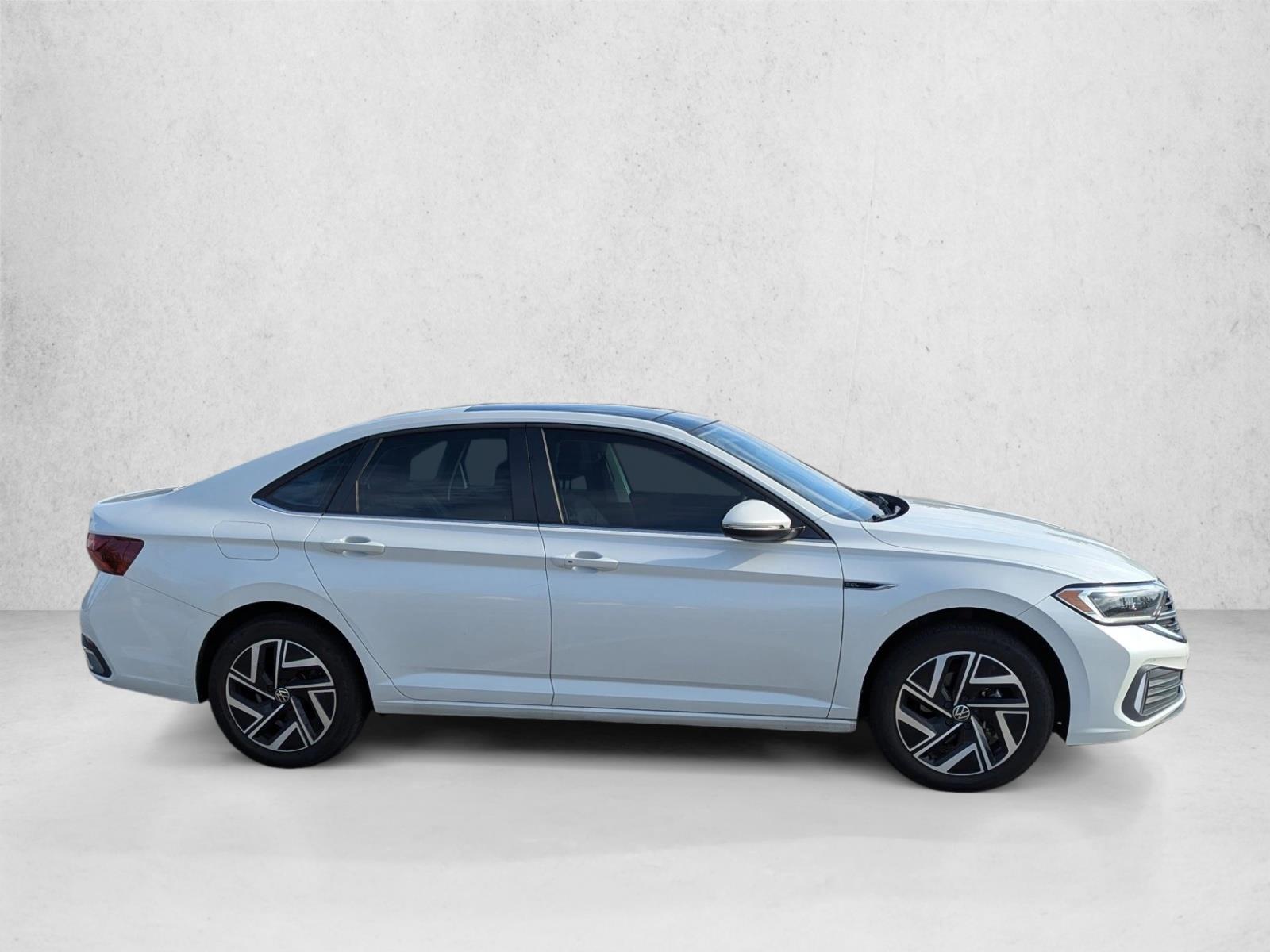 2022 Volkswagen Jetta SEL photo 4