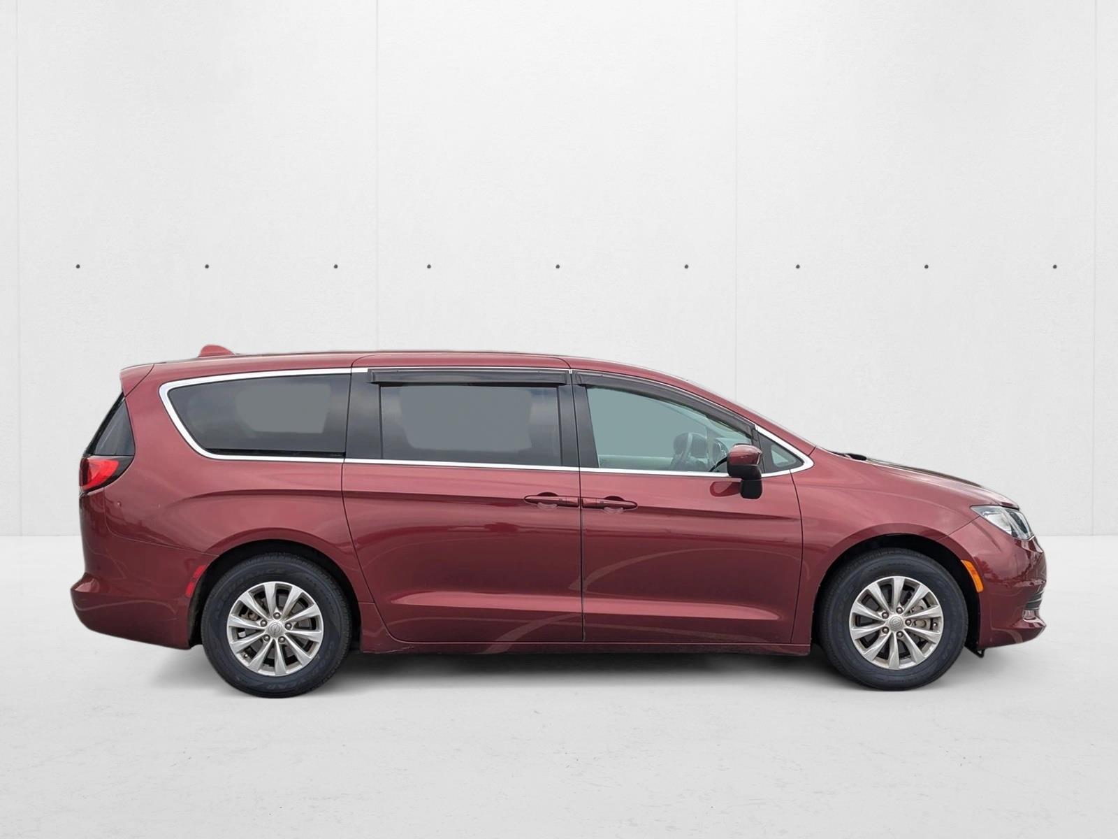 2017 Chrysler Pacifica Touring photo 4