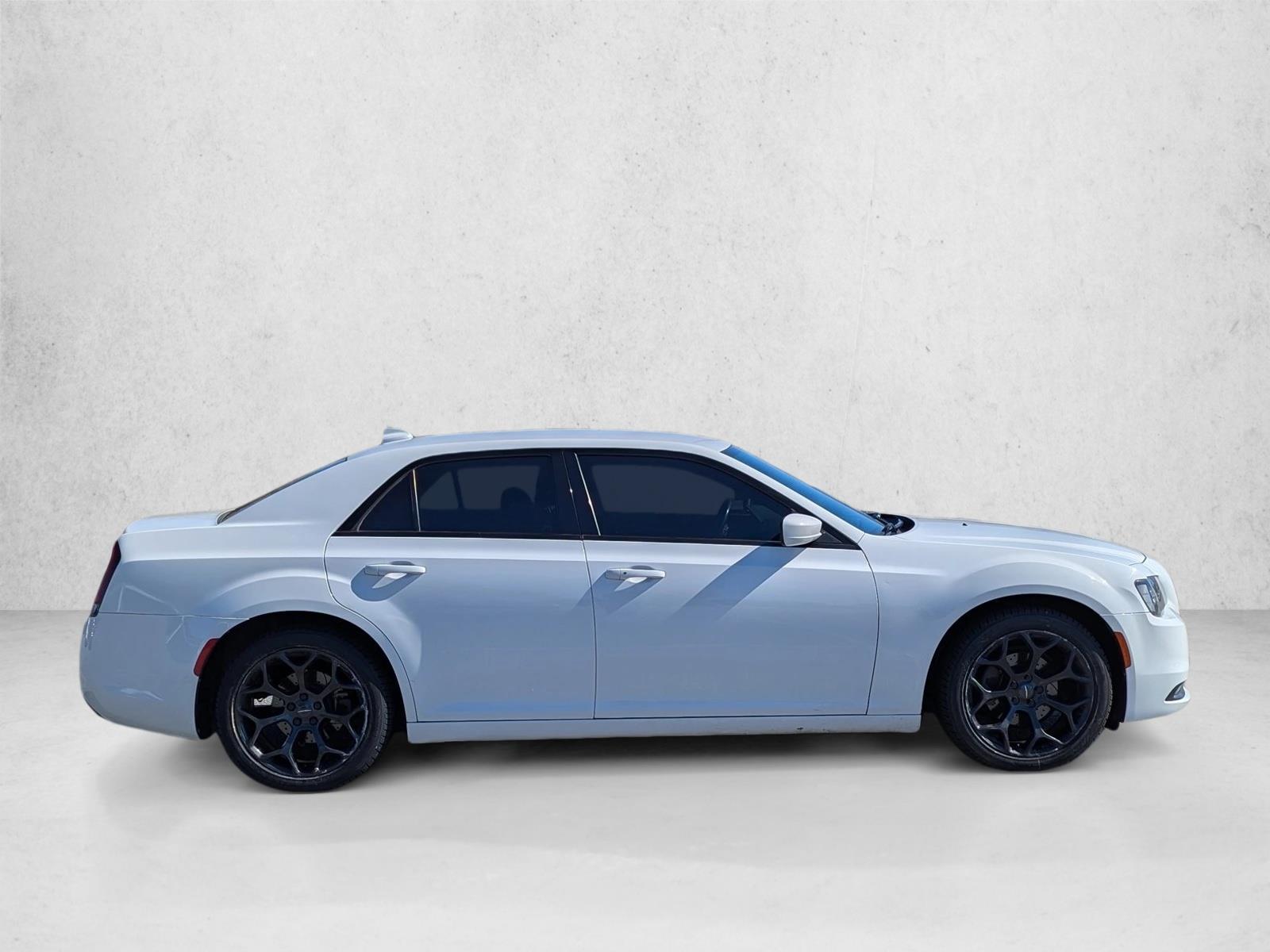 2019 Chrysler 300 photo 4