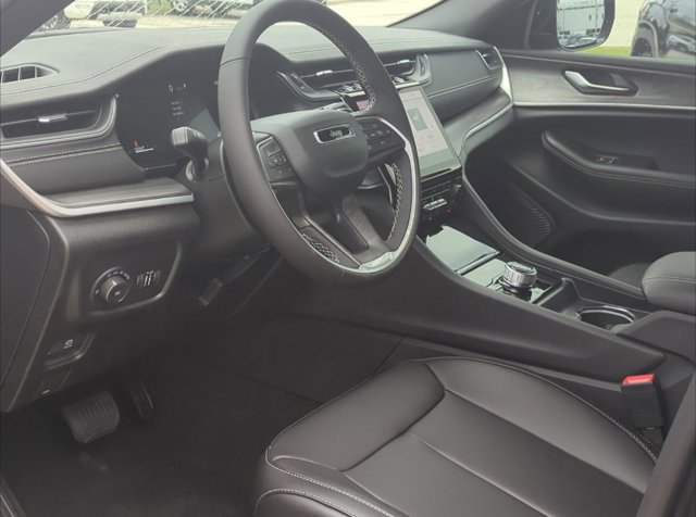 2025 Jeep Grand Cherokee Limited photo 3