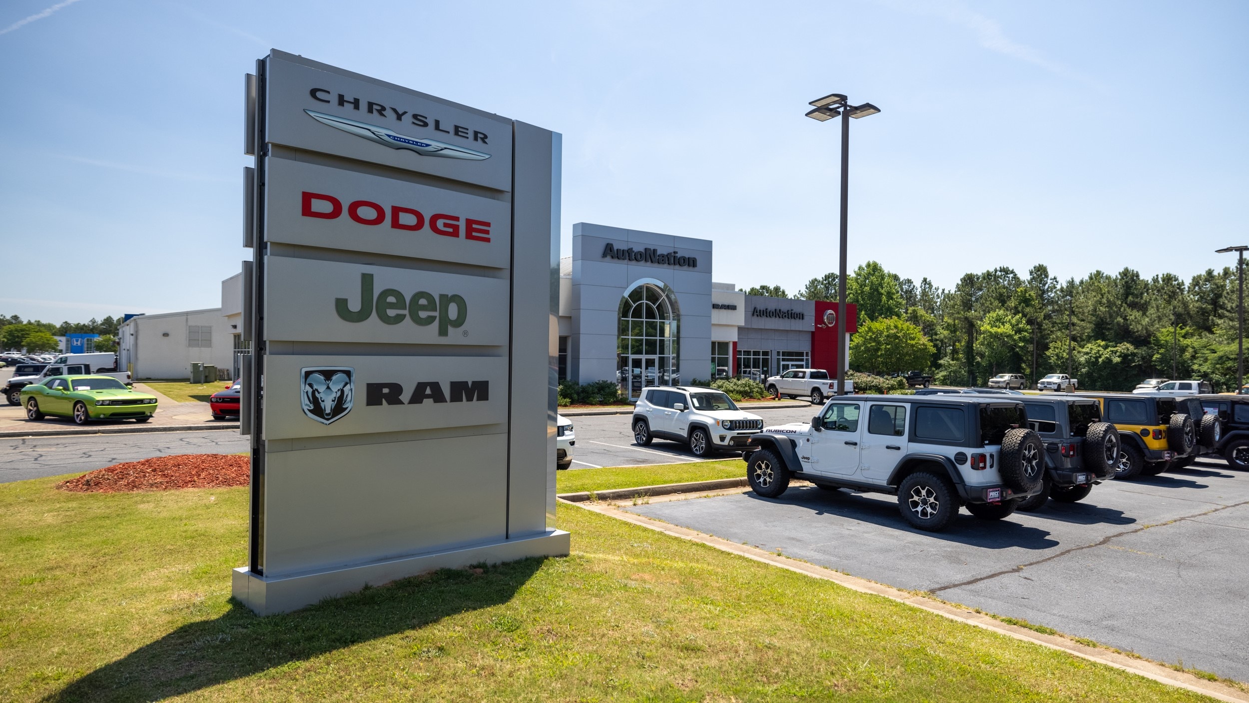 Exterior view of AutoNation Chrysler Dodge Jeep Ram & Fiat Columbus during the day
