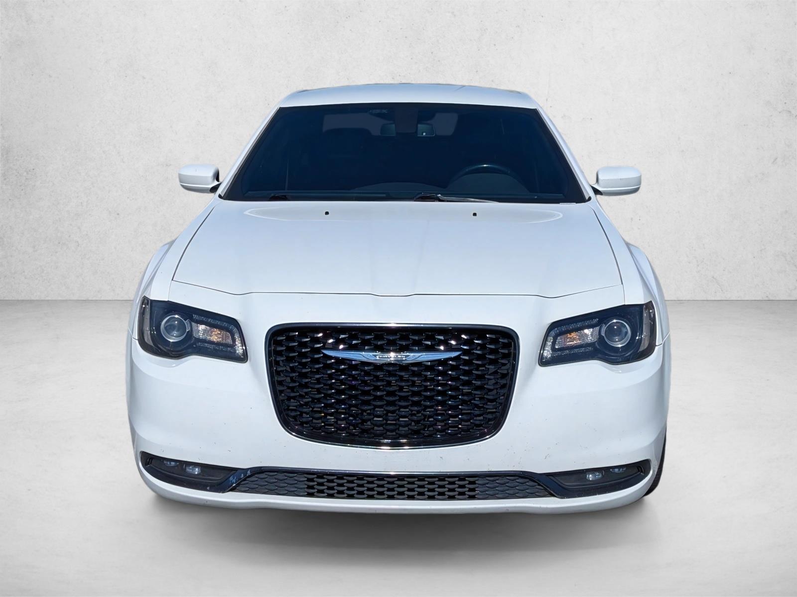 2019 Chrysler 300 photo 2