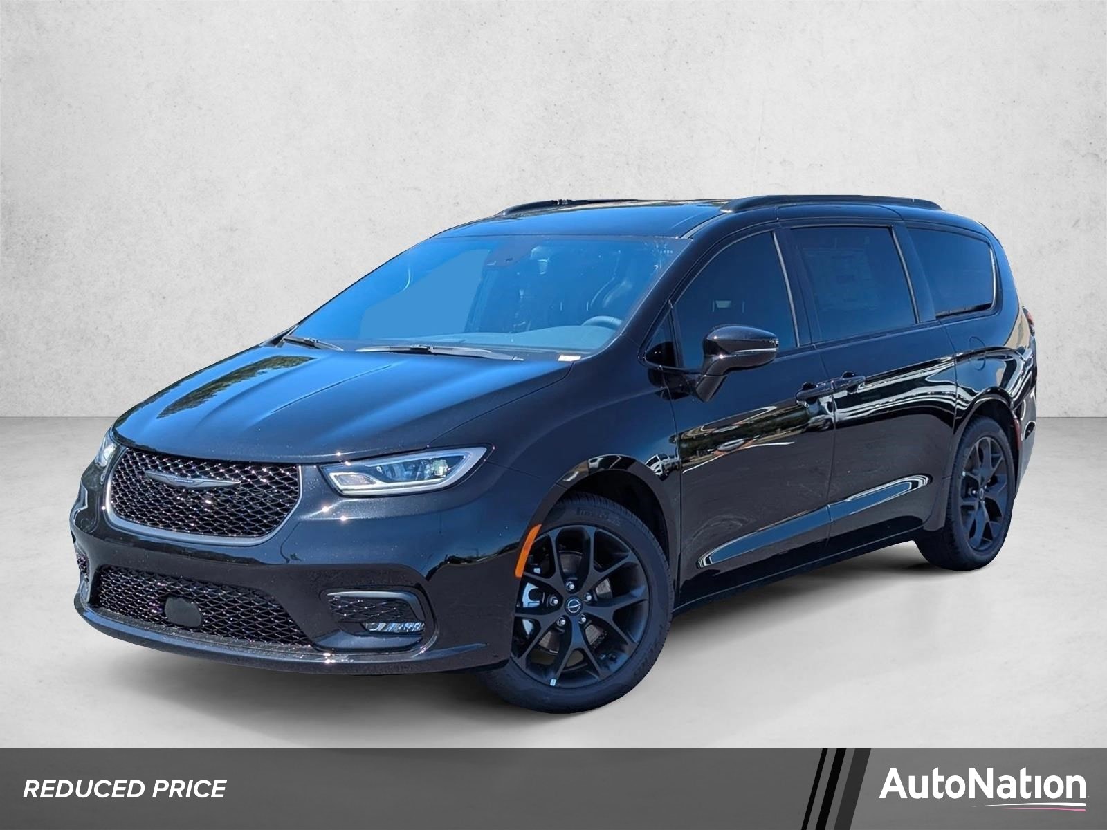 2026 Chrysler Pacifica Select's photo