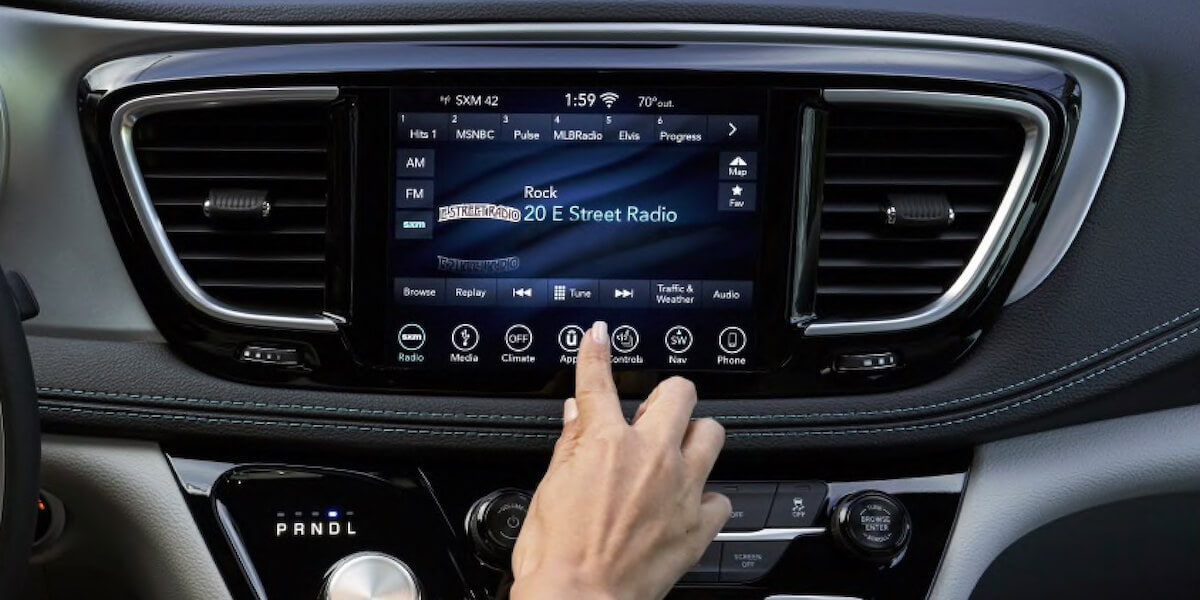 Chrysler Pacifica Dashboard and Uconnect screen