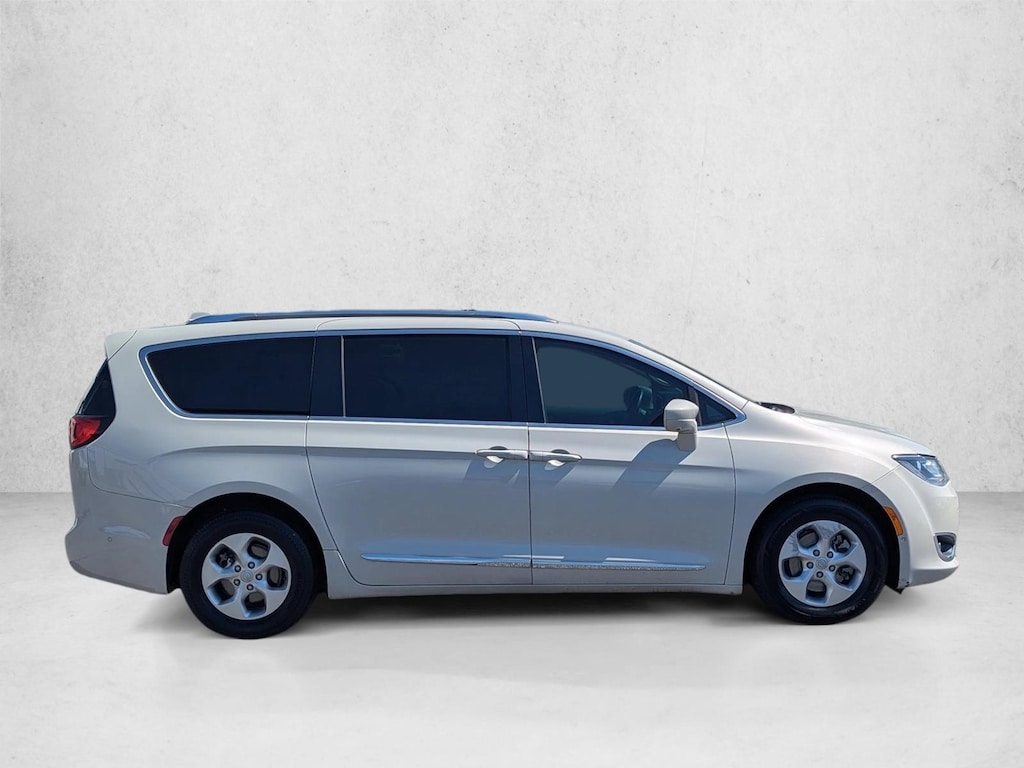 Used 2017 Chrysler Pacifica Touring-L Plus Mini-van Passenger