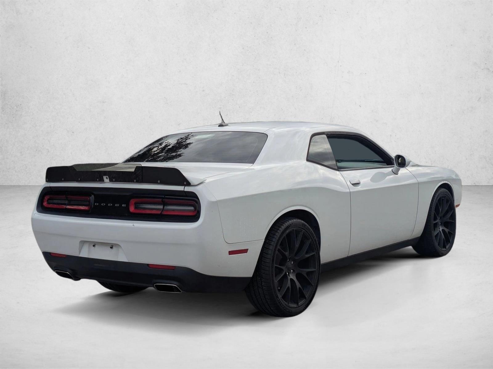 2019 Dodge Challenger SXT photo 2