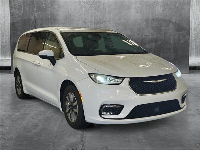 2023 Chrysler Pacifica Hybrid Touring L photo 3