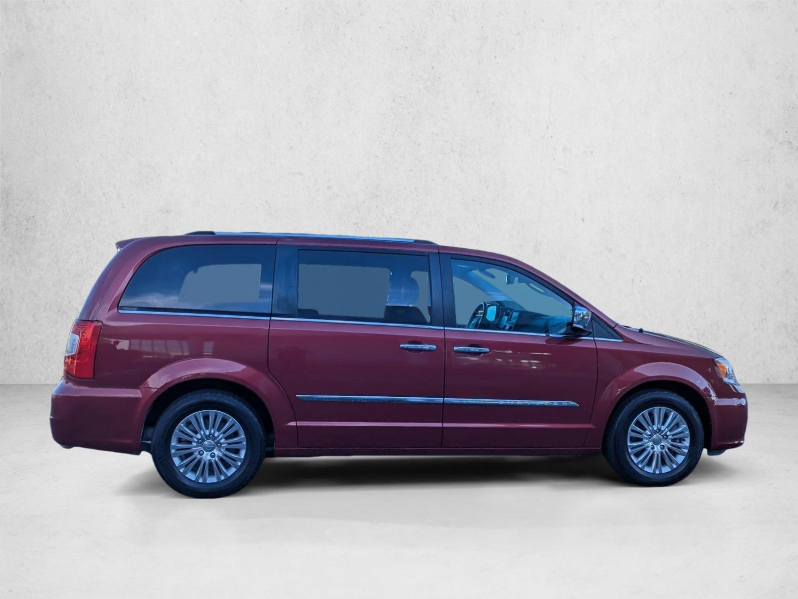 2015 Chrysler Town & Country Limited photo 4