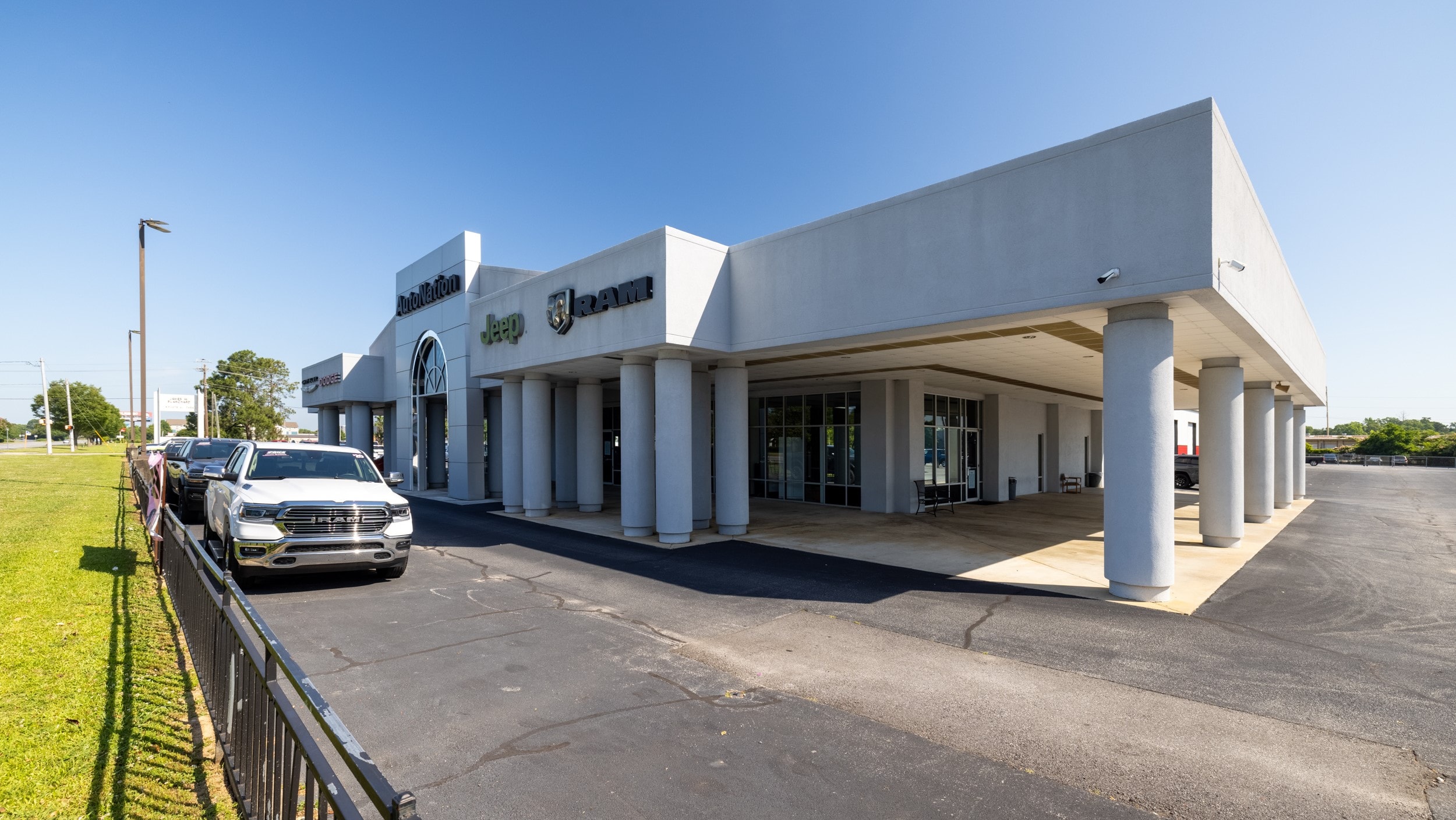 Exterior view of AutoNation Chrysler Dodge Jeep Ram South Columbus during the day